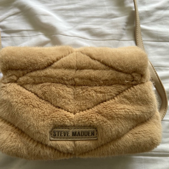 Steve Madden Btoy small quilted cross body bag in taupe faux fur - Picture 12 of 14